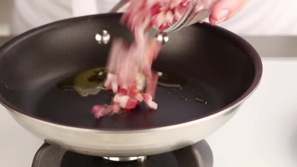 Bacon tagliato a dadini che viene aggiunto a una padella — Video Stock