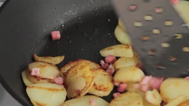 Sautierten Kartoffeln mit lardons — Stockvideo