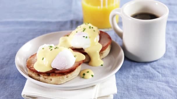 English muffin with ham — Stock Video