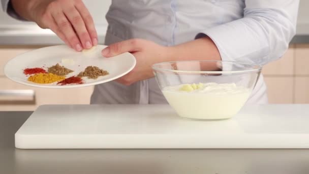 Kruiden worden toegevoegd aan de yoghurt — Stockvideo