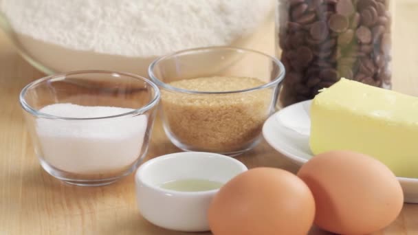 Ingredientes para galletas de chispas de chocolate — Vídeo de stock