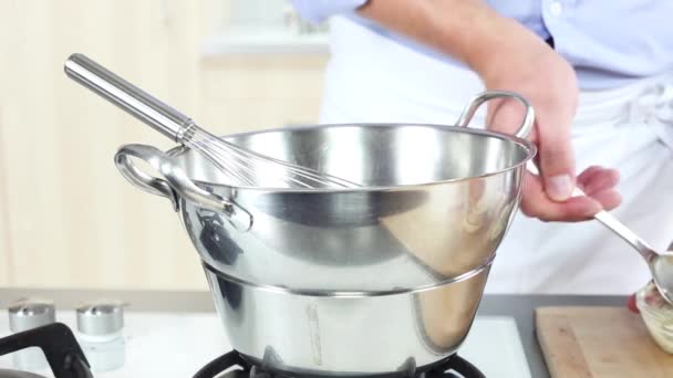 Sauce Hollandaise wird zubereitet — Stockvideo