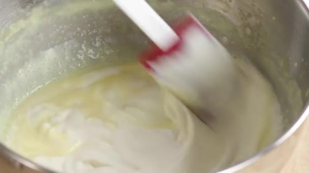 Crème fouettée pliante en crème — Video