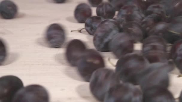 Prunes sur une planche à découper — Video