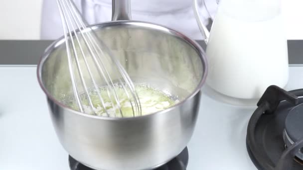 Mehl zur geschmolzenen Butter hinzugefügt — Stockvideo