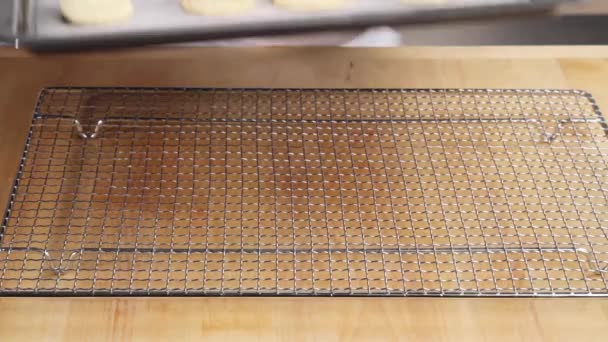 Bułeczki przeniesione na stojaku drutu — Wideo stockowe