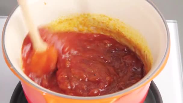 Salsa mescolata in pentola — Video Stock