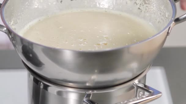 Creme sendo colocado sobre um quente bain marie — Vídeo de Stock