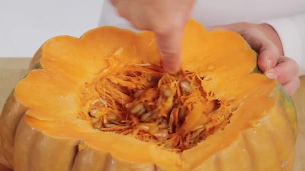 Chef desgranado una calabaza — Vídeo de stock