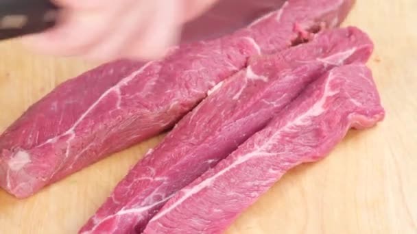 Carne cortada em cubos num tabuleiro — Vídeo de Stock