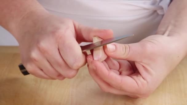 Knoblauch schälen mit Messer — Stockvideo