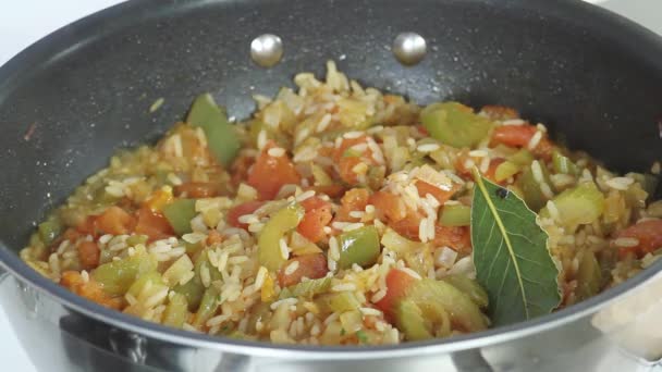 Salsichas fatiadas e camarões sendo adicionados a um arroz — Vídeo de Stock