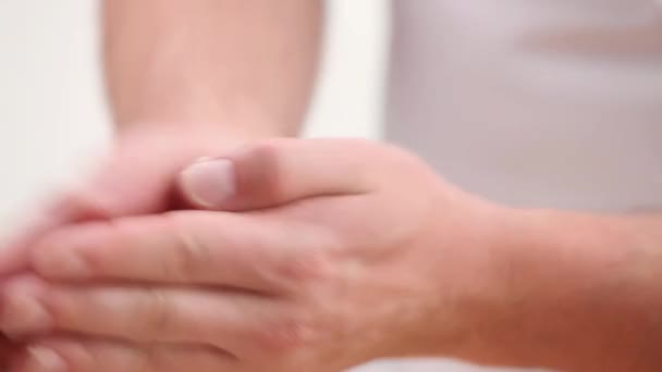 Formant des boules de pâte à biscuits — Video