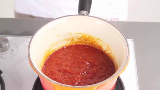 Syrup being added to barbecue sauce — Stock Video