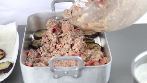 Moussaka essere fatto in una teglia da forno — Video Stock