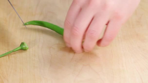 Chilischote wird halbiert — Stockvideo