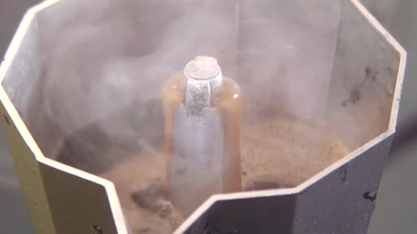 Espresso em uma máquina de café expresso — Vídeo de Stock