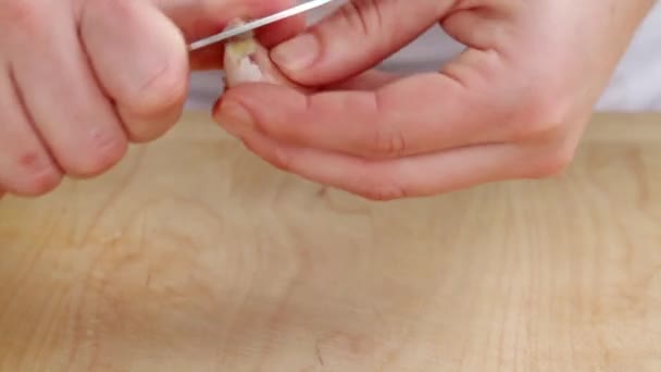 Chef-kok peeling knoflook — Stockvideo