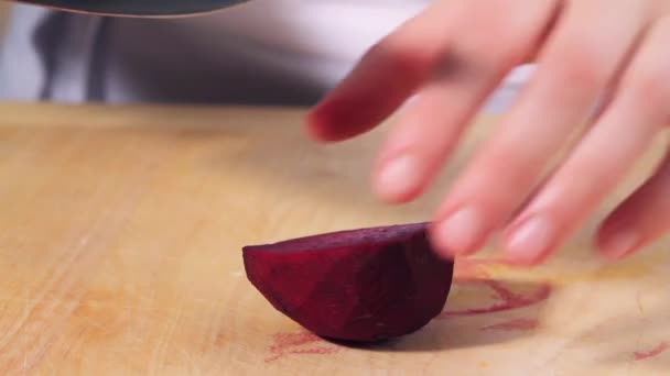 Cutting up beetroot — Stock Video