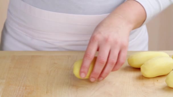 Картофель нарезают тонко — стоковое видео