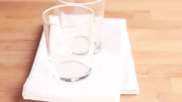 Два пустых стакана — стоковое видео