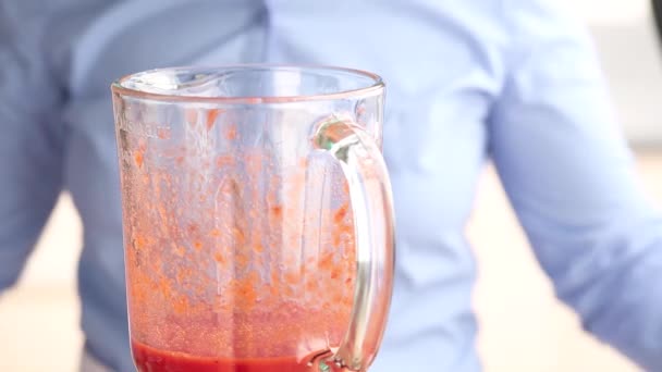 Helado añadido al puré de fresas — Vídeo de stock