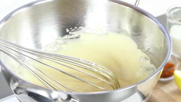 Salsa que se hace en un bain marie — Vídeo de stock