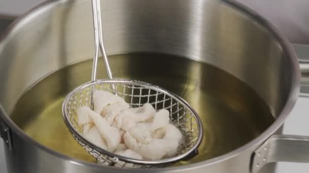 Colocación de calamares en aceite caliente — Vídeo de stock