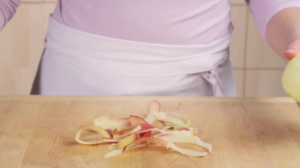 Apple being peeled — Stock Video