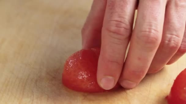 De geblancheerde tomaten worden ontpit — Stockvideo