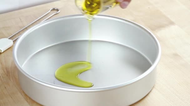 Eine mit Olivenöl bepinselte Dose — Stockvideo