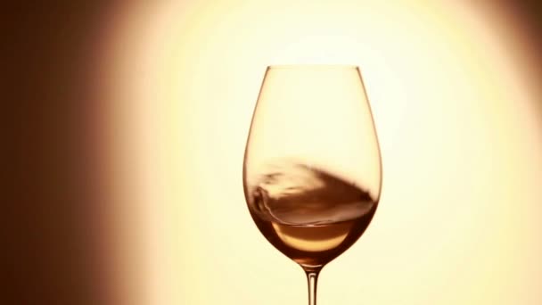 Wein wirbelt im Glas — Stockvideo