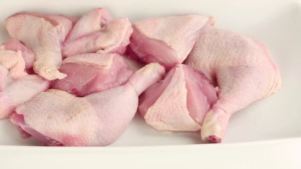 Pedaços de frango sendo escovado com escabeche — Vídeo de Stock
