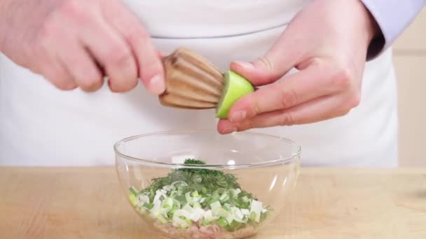 Ingrediënten voor de marinade wordt besprenkeld met citroensap — Stockvideo