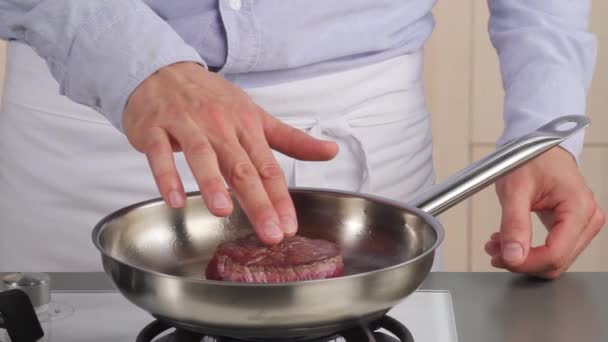 Testare una bistecca di filetto — Video Stock