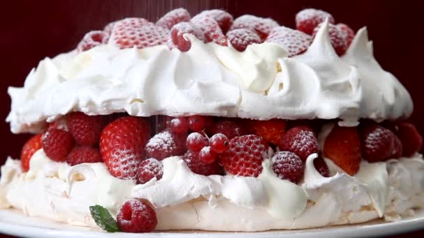 Berry pavlova είναι ξεσκονίζονται με ζάχαρη άχνη — Αρχείο Βίντεο