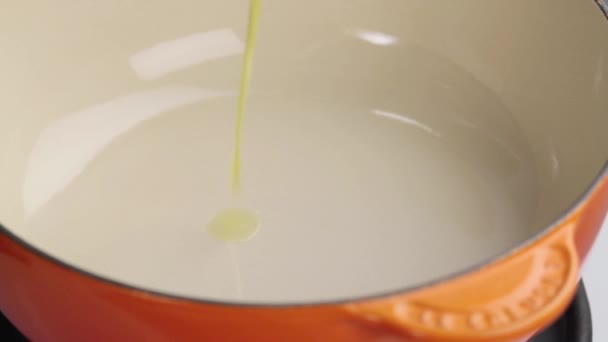 Oil added to a saucepan — Stock Video