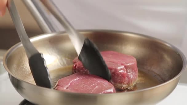 Steaks in een koekenpan — Stockvideo