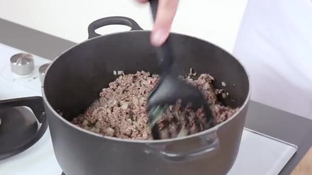 Uien en gehakt vlees wordt gebakken — Stockvideo