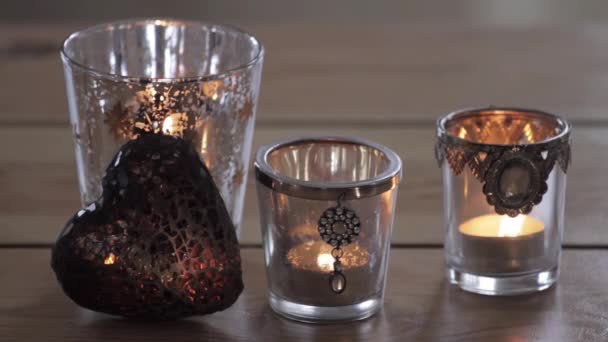Tealights és egy dekoratív szíve — Stock videók