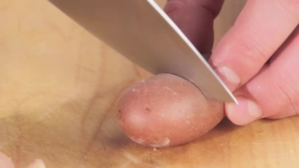 Картоплю, приготовану на її шкірі, подрібнюють — стокове відео