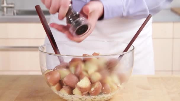 Ingredientes para ensalada de patata que se sazona — Vídeo de stock
