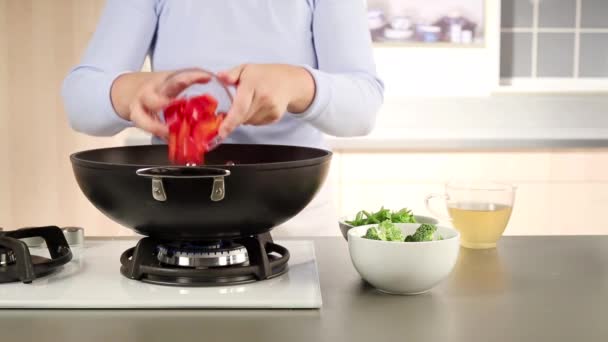 Peppers broccoli and mange tout — Stock Video