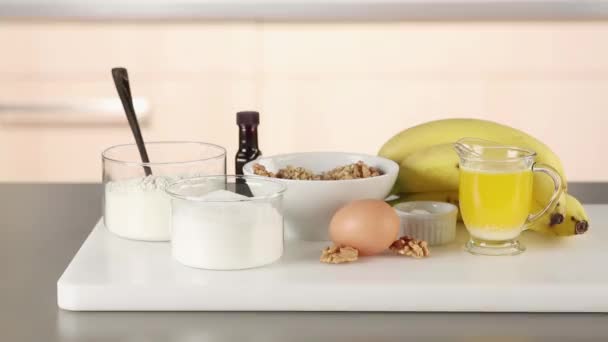 Zutaten für Bananenbrot — Stockvideo