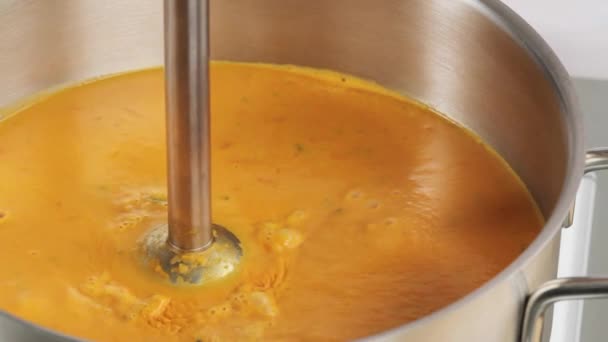 Puré de sopa de tomate con una licuadora de manos — Vídeos de Stock