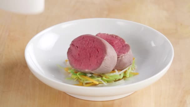 Fillet steaks with julienne vegetables and broth — Stock Video