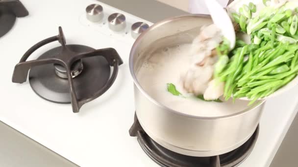 Prawns and spring onions — Stock Footage Prawns and spring onions Royalty Free Stock Footage