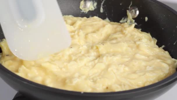 Омлет готовится на сковороде — стоковое видео