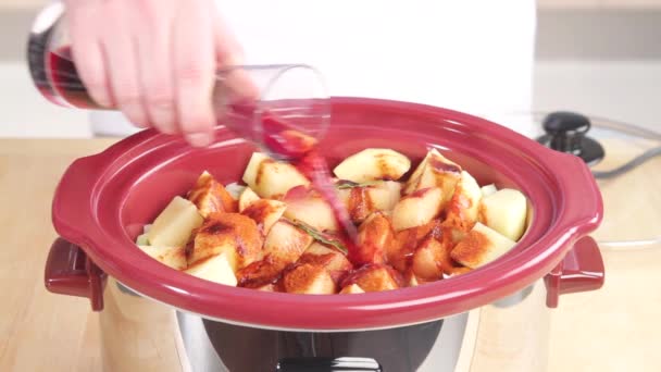 Wine being added to potato stew — Stock Video