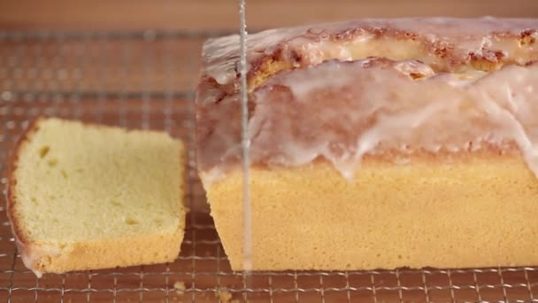 Zitronenkuchen in Scheiben geschnitten — Stockvideo